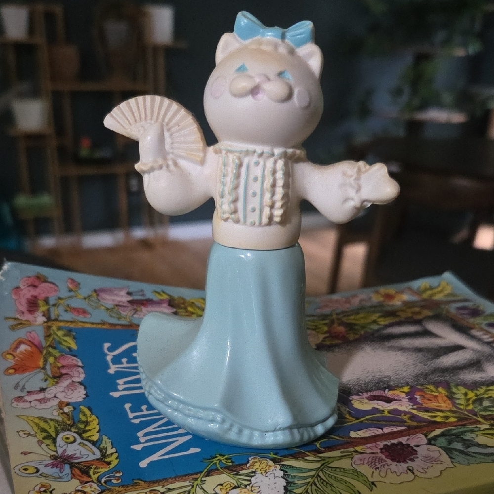 Vintage Avon Feline Fluffles